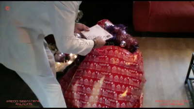 Neny, azoko ny fanomezana Krismasy volom-bolo blonde reny bitch miaraka amin'ny boriky be adala amin'ny akoho